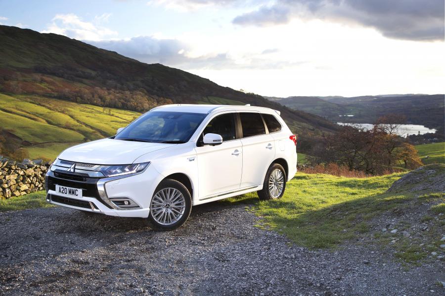  Mitsubishi Outlander PHEV 2018 года  (UK) (фото 12 из 25)